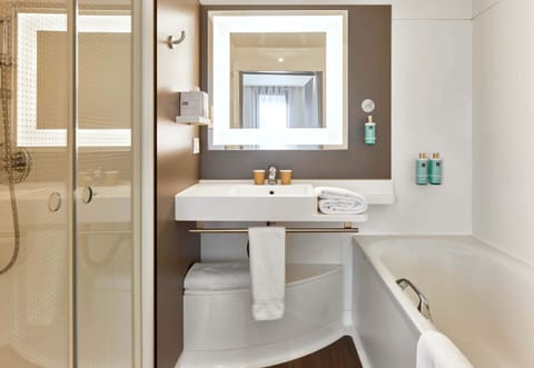 Comfort Double Room, 1 Double Bed | Bathroom | Free toiletries, hair dryer, towels, soap