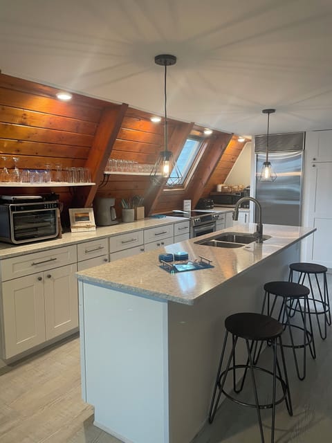 Lovely kitchen with quartz countertops, new cabinets, dishwasher, Air fryer!