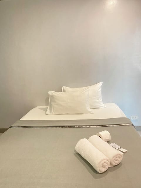 Double Room, Non Smoking | Desk, free WiFi, bed sheets
