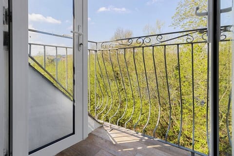 bedroom, balcony, tv and multimedia, river view