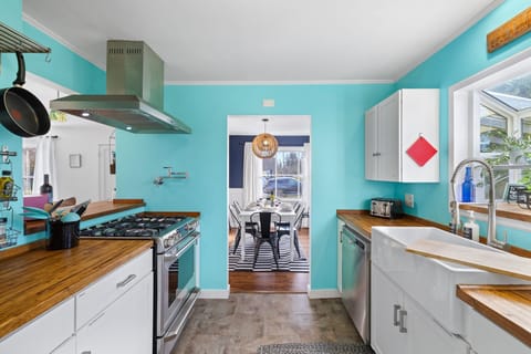 Prepare delicious meals and create unforgettable memories in this well-equipped and functional kitchen. This kitchen is a haven for aspiring chefs and food enthusiasts. 