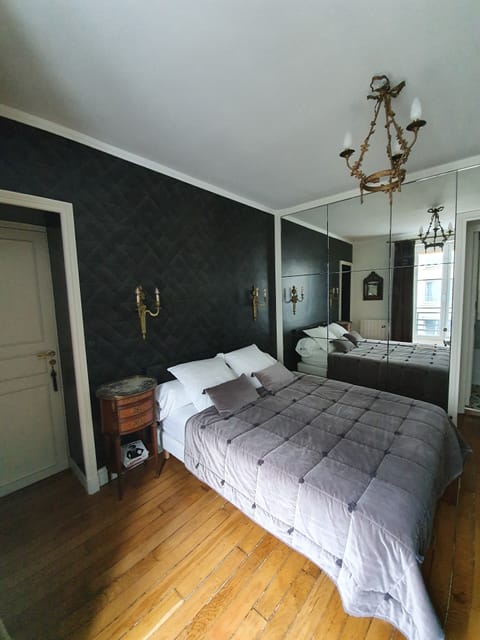 Room Grand Palais | Individually decorated, individually furnished, free WiFi, bed sheets
