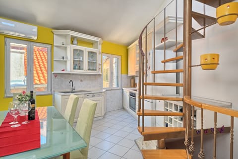 Full-size fridge, microwave, stovetop, cookware/dishes/utensils