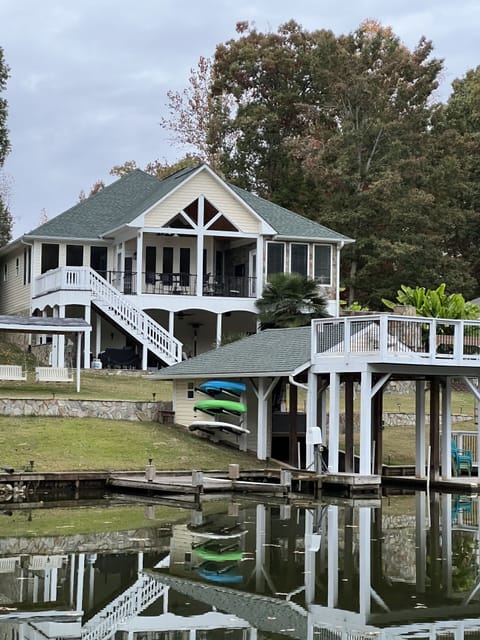 Excellent location in a quiet cove! Boathouse and dock! 