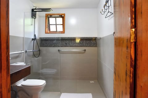 Comfort Quadruple Room | Bathroom | Shower, rainfall showerhead, towels, toilet paper