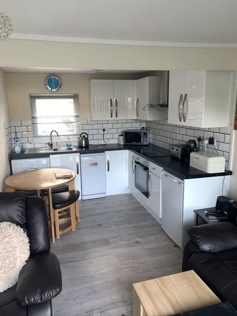 full kitchen including washing machine & dishwasher