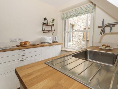 Cottage | Private kitchen | Fridge, dishwasher, electric kettle, toaster