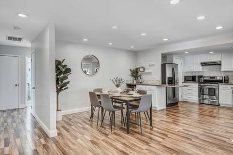 Great kitchen/dining area for your vacationing needs