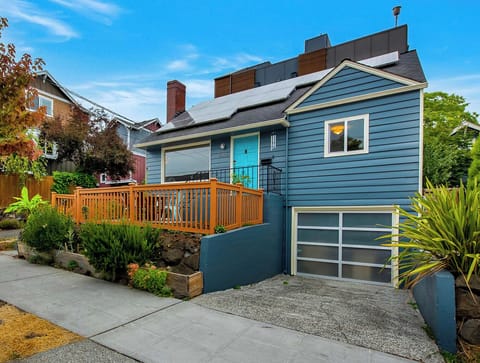 Central Ballard Retreat with Gym and AC House in Ballard