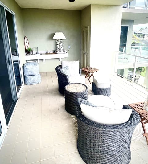 There is a wet bar on the lanai and plenty of seating for everyone!
