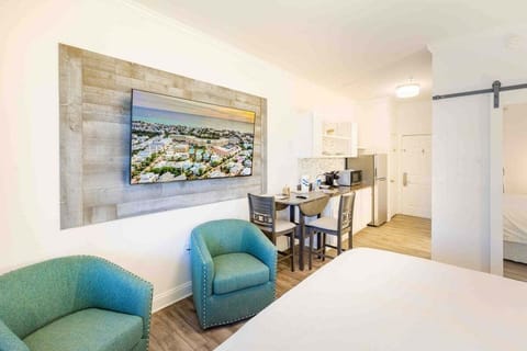 Living area with flat screen tv