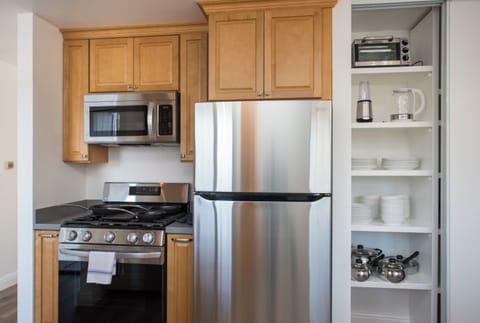 Kitchen FULLY stocked with all appliances and gadgets