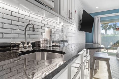 Kitchenette area with full size refrigerator