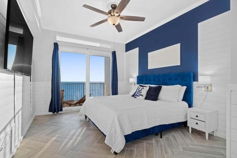 Ensuite King bedroom with balcony access