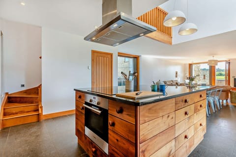 Walnut Barn Kitchen - StayCotswold