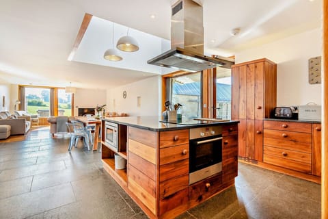 Walnut Barn Kitchen - StayCotswold