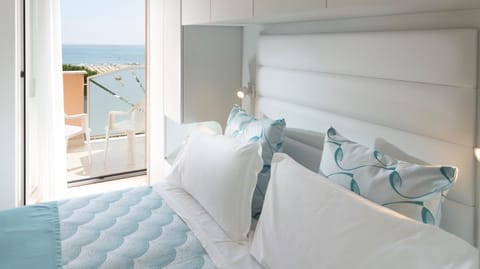 Standard Double Room, Sea View | In-room safe, desk, free WiFi, bed sheets