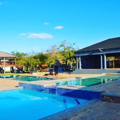 4 outdoor pools, sun loungers