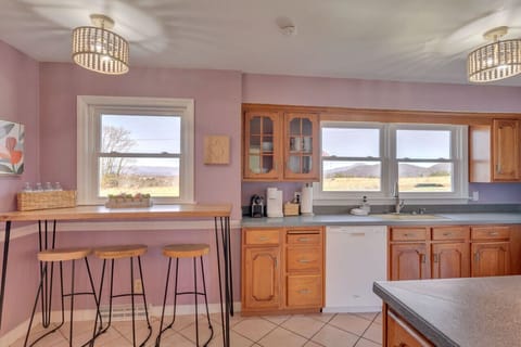 Breakfast bar with seating for three - Mountain Views!