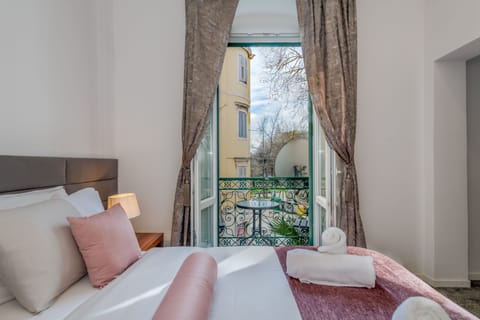 Deluxe Suite with Balcony | Egyptian cotton sheets, premium bedding, minibar, in-room safe