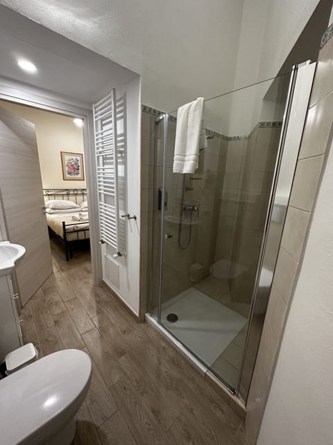 Standard Room | Bathroom | Shower, hair dryer, bidet, towels