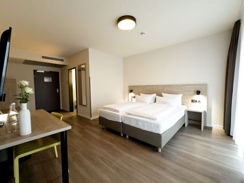 Family Double Room | Desk, laptop workspace, soundproofing, free WiFi