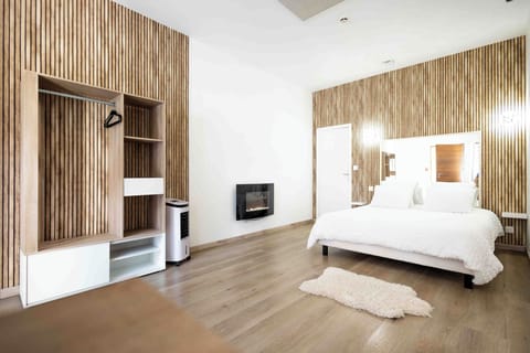 Hypo-allergenic bedding, in-room safe, free rollaway beds, free WiFi