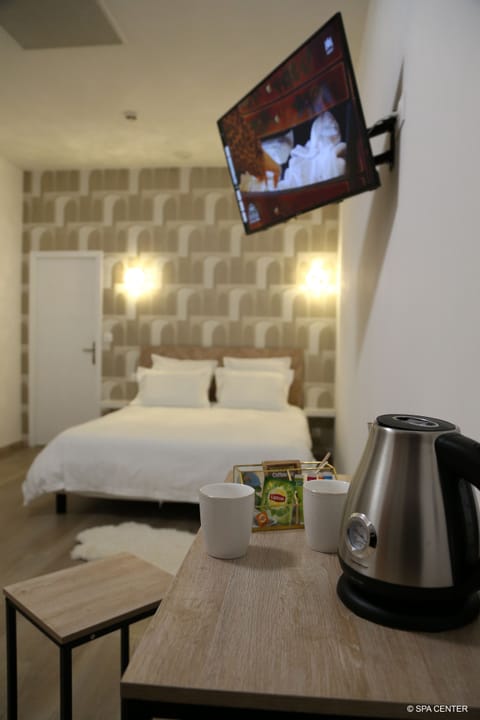Daily continental breakfast (EUR 11 per person)