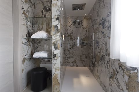 Luxury Studio Suite | Bathroom | Free toiletries, hair dryer, slippers, bidet