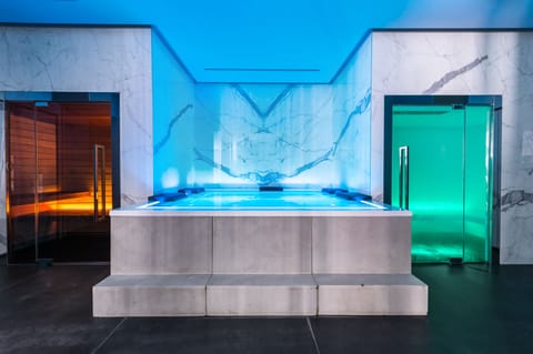 Indoor spa tub