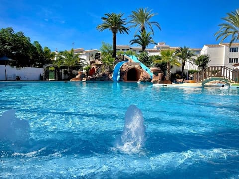Piscina con toboganes y acceso tipo playa