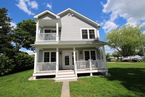 1st and 2nd floor porches face the cove