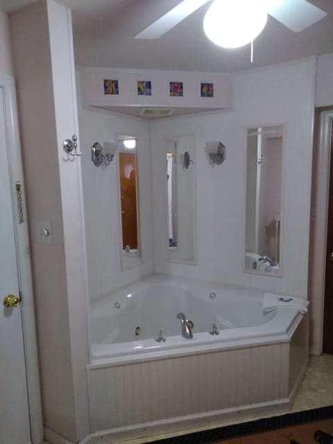 Superior Suite, 1 Queen Bed | Jetted tub