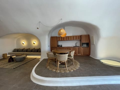 Cave two-bedroom Suite with jacuzzi | Premium bedding, in-room safe, laptop workspace, blackout drapes