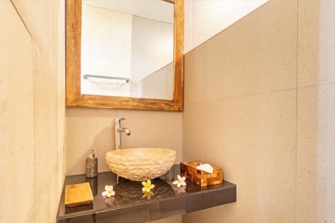 Deluxe Double or Twin Room | Bathroom sink