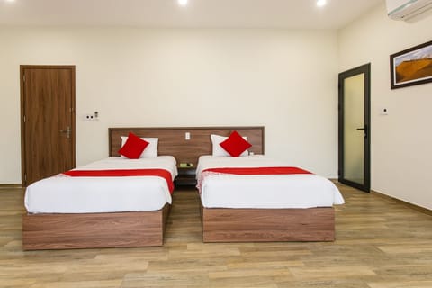 Twin Room | Laptop workspace, WiFi (free), bed sheets