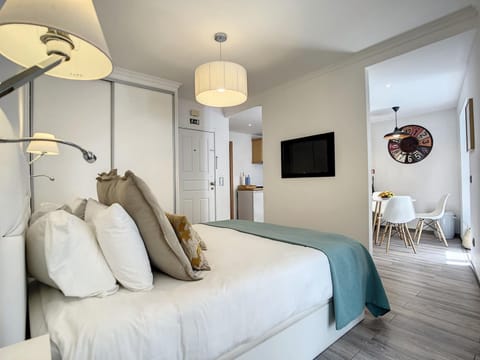 House | 1 bedroom, desk