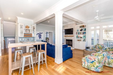 Additional Dining & Wet Bar