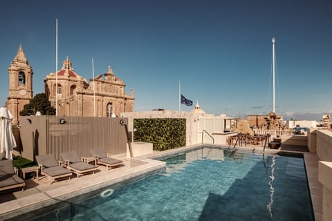 Seasonal outdoor pool, open 9:00 AM to 6:00 PM, pool umbrellas