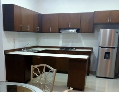 Economy Apartment | Private kitchen | Cookware/dishes/utensils