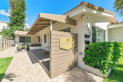 Huge property with 5 separate apartment villas including (3) 1 bedroom/1 bath units, (1) 2 bedroom 1 bath unit, and (1) 2 bedroom 2 bath unit.  

Sleeps 16 people total! 