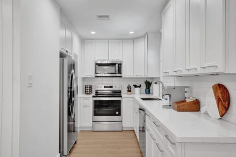 Villa 5 (1/1 unit) - Fully stocked and spacious kitchen (right off the french doors to the tropical pool and backyard!)