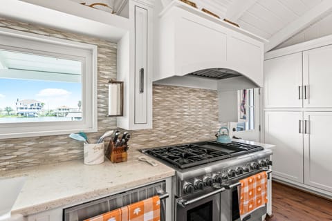 And imagine yourself cooking in this huge kitchen 🔥 