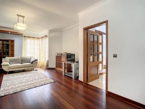 House | 2 bedrooms, desk