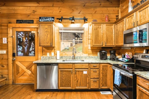 [2nd Floor]
[Kitchen]
-All new stainless steel appliances