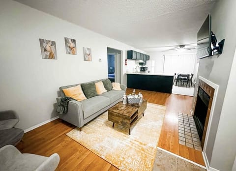 Apartment | Living area | Flat-screen TV