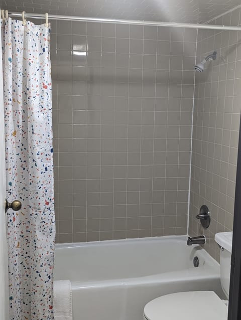 Basic Room, 1 Bedroom | Bathroom | Bathrobes, towels, soap, shampoo