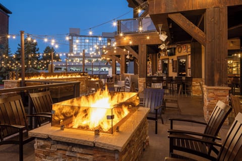 3 restaurants; breakfast, lunch, and dinner served