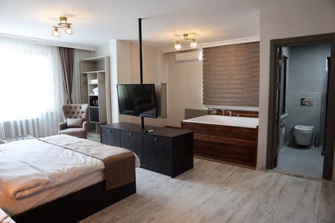 Deluxe Double Room | Premium bedding, minibar, in-room safe, laptop workspace