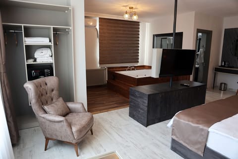 Deluxe Double Room | Premium bedding, minibar, in-room safe, laptop workspace